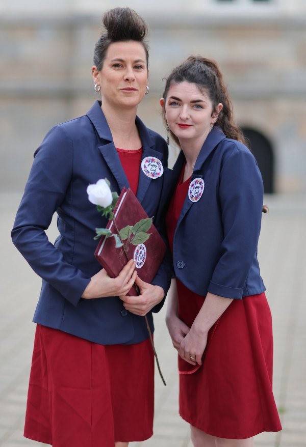 JEANNE ET GABRIELLE REPOSENT EN PESTE